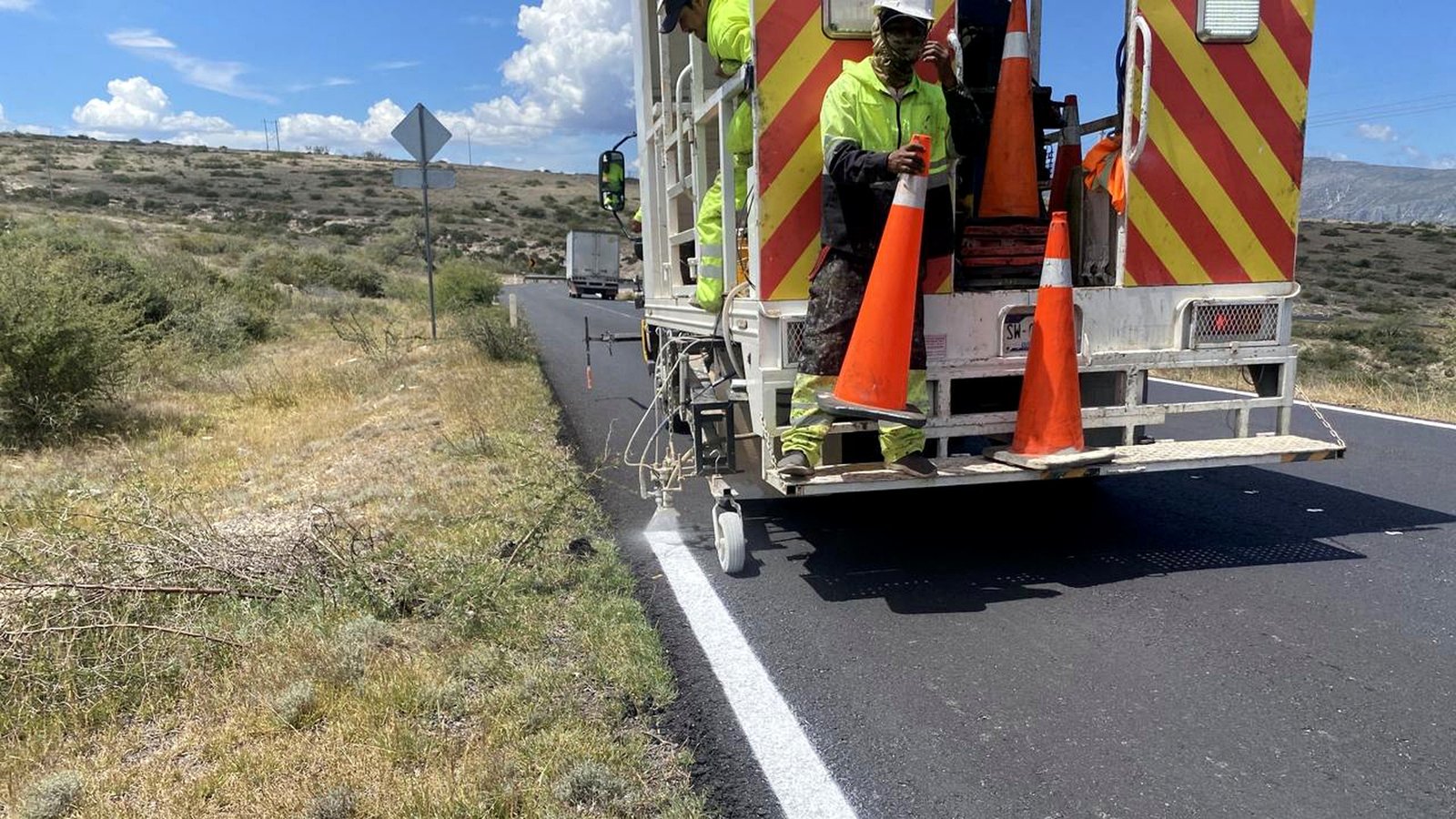 Trabajo de pintura termoplástica en infraestructura vial