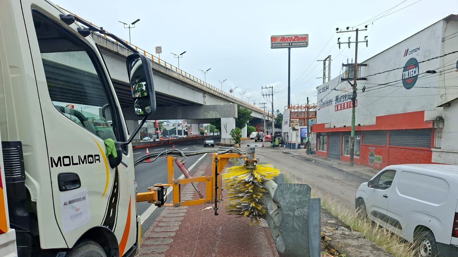 Trabajo de limpieza de guardrail en infraestructura vial