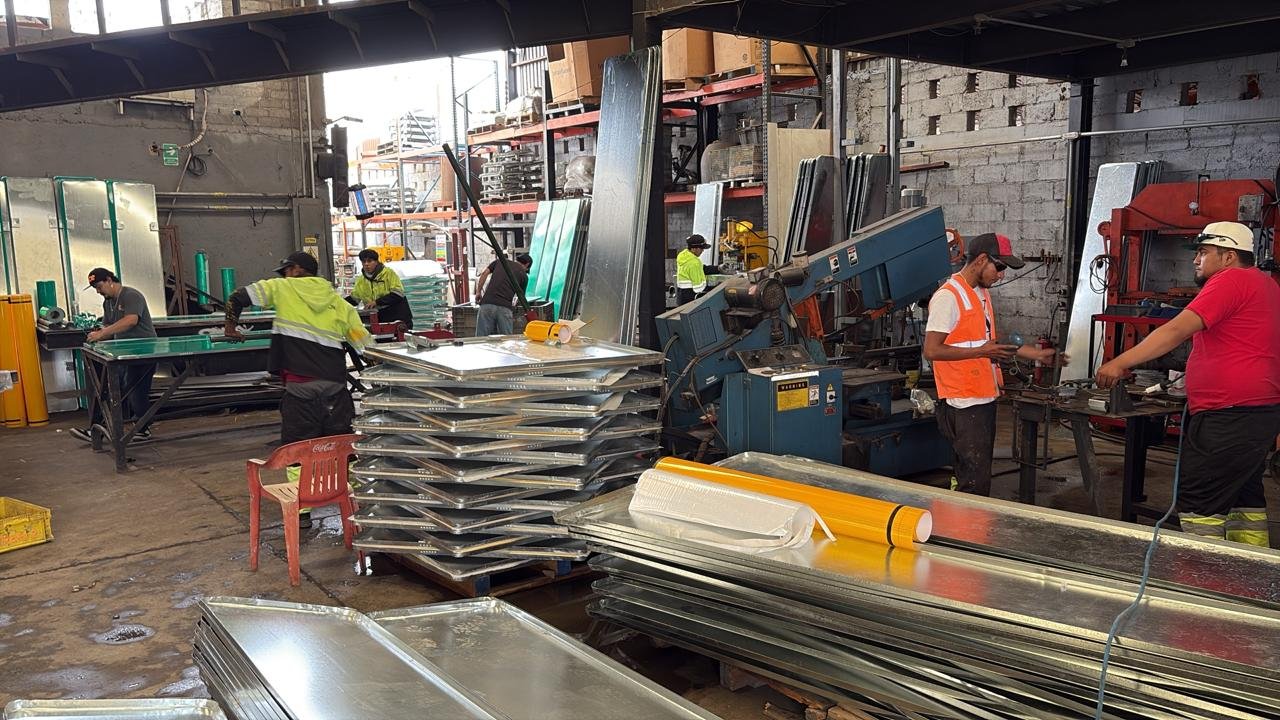 Fabricación de señalamiento vial